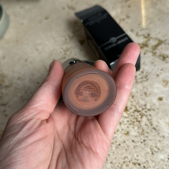 #12 Giorgio Armani Foundation - deep, red. - Picture 4 of 4